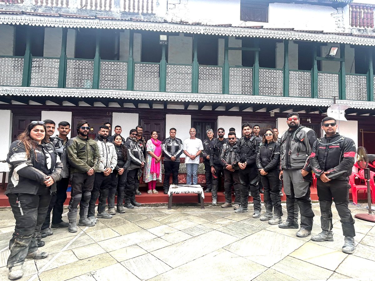 panchshulpulse's tweet photo. 🏍️ ZORAWAR TRAIL BIKE RALLY - DAY 8
#RoyalEnfield #ZorawarTrail #Bikers visited the famous #Fort #Askote .
The Askote Fort has its roots in the #Katyuri #dynasty, with the #Rajwar #dynasty establishing its presence 1279 AD.
Mr Banu Raj Pal a #descendent of #Rajwar #dynasty gave an indepth insite to the riders of the rich #CulturalHeritage of the #Kumaon region.
A step towards promoting #CulturalTourism .
📍#NightHalt #Pithoragarh
💥Tomorrow a first of its kind #MusicFest to conclude this fabulous journey !
#CommunityRadio
#PanchshulBrigade
#Kumaon
#BorderDevelopment #YouthEngagement
#tourism #VibrantVillage #NationBuilding
#Uttarakhand
#Hills
#RiderAlert
#BIKERS
#RoyalEnfield
@adgpi
@suryacommand
@UBArea_IA
@PRODefDehradun
@DiprPithoragarh
@tourismgoi
@incredibleindia
@royalenfield
@ukgovofficial @UTDBofficial