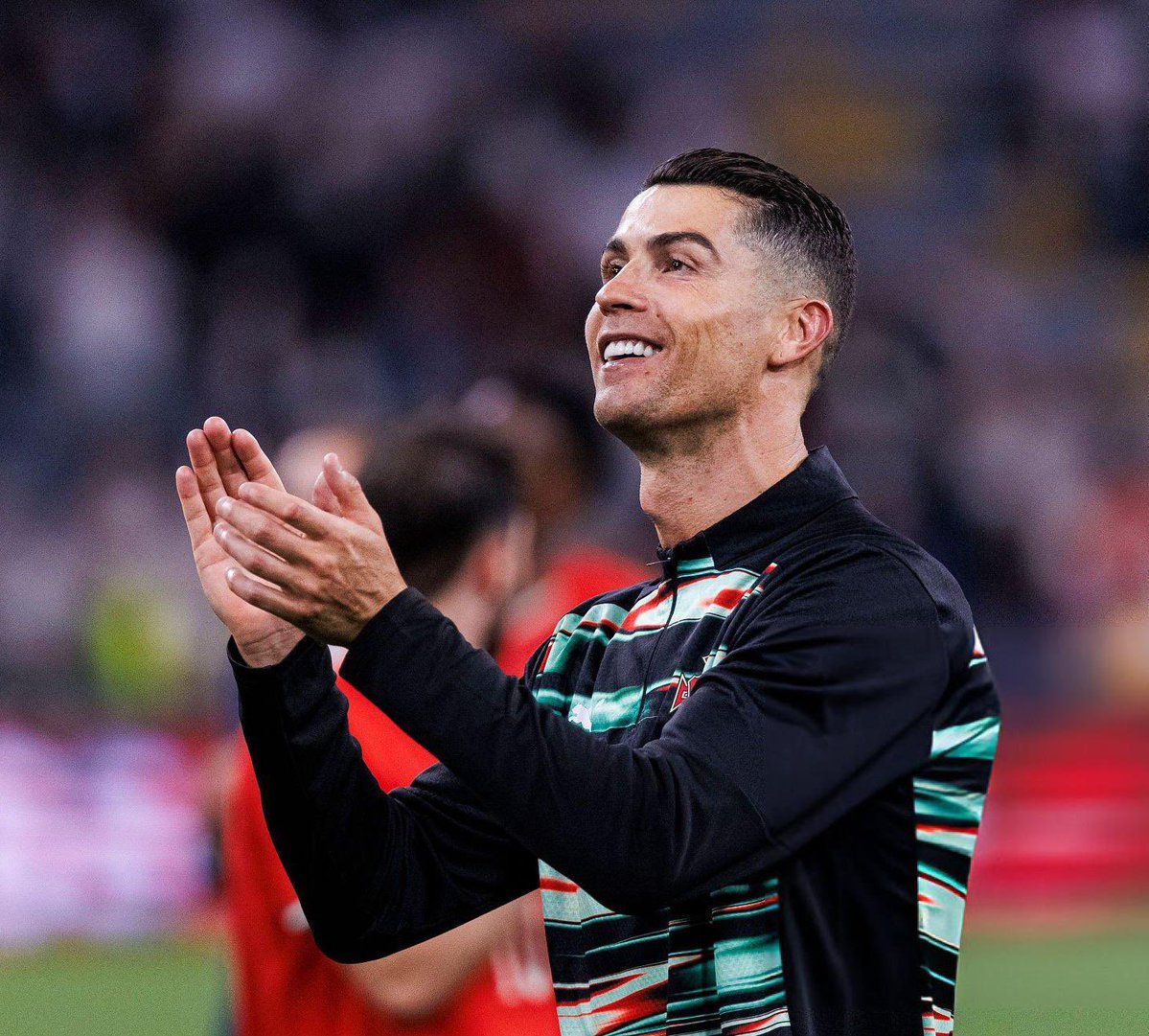 مادويكي:

كريستيانو هو لاعبي المفضل على الإطلاق. 

يسجّل الأهداف بكل الطرق: بالقدم اليسرى، اليمنى، يمكنه الانطلاق من الخلف، اللعب في المساحات الضيقة، التسجيل بالرأس

إنه كابوس للمدافعين. لو صنعوا مهاجمًا في مختبر، فسيكون رونالدو
