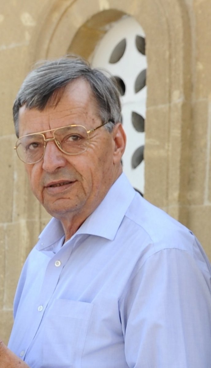 Γιορτάζεις! Εδω και 5 χρόνια μακρυά μας, μα ταυτόχρονα τόσο δίπλα μας… Γιορτάζεις γιατί δεν ήσουν απλά πατέρας, αλλά ο καλύτερος πατέρας στο κόσμο. 
Αυστηρός και συγκροτημένος, μα γεμάτος αγάπη – μια αγάπη που ποτέ δεν εξέφραζες με λόγια, μα την ζούσαμε καθημερινά μέσα από τις