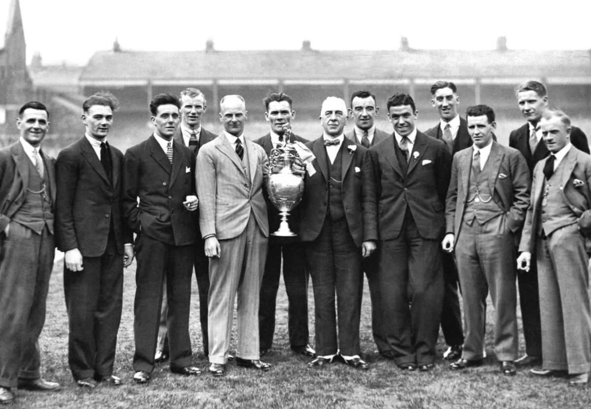 Goodison Park History (@goodisonhistory) on Twitter photo Everton club secretary Will Cuff, whose role included managing the team, and captain Warney Cresswell hold the First Division title trophy and pose for a photo with 60-goal striker Dixie Dean and the rest of the team at Goodison Park in 1928 ๐ตโฝ๏ธ
๐ธ Uploaded by <a href="/angiesliverpool/">Angies Liverpool</a> Everton club secretary Will Cuff, whose role included managing the team, and captain Warney Cresswell hold the First Division title trophy and pose for a photo with 60-goal striker Dixie Dean and the rest of the team at Goodison Park in 1928 ๐ตโฝ๏ธ
๐ธ Uploaded by <a href="/angiesliverpool/">Angies Liverpool</a>
