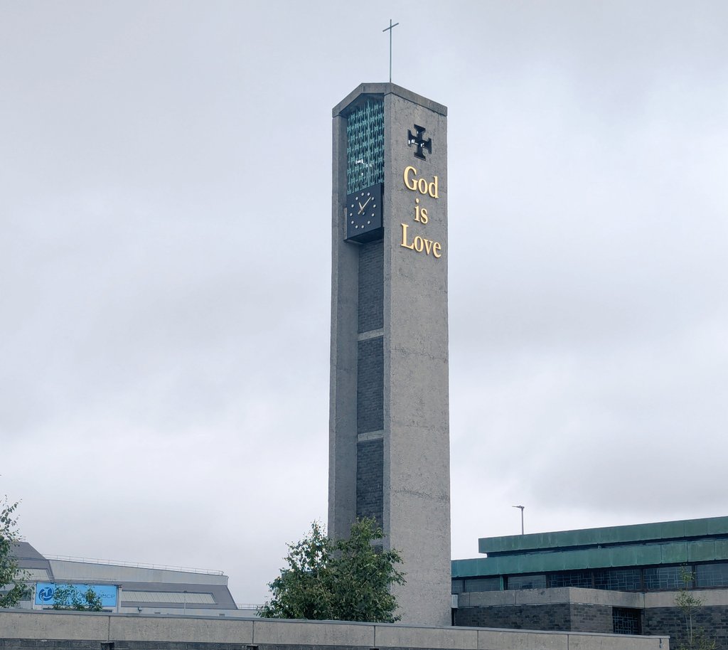 Aus dem Leben einer Chaotin. Die ganze Woche sage ich mir: Samstag musst du in die Vorabendmesse gehen, weil du Sonntag den ganzen Tag am Reisen sein wirst. Jeden Tag sage ich mir das. Samstag um 20 Uhr: Da war doch was 😱. Planmäßige Landung 15 Minuten vor Messbeginn in der