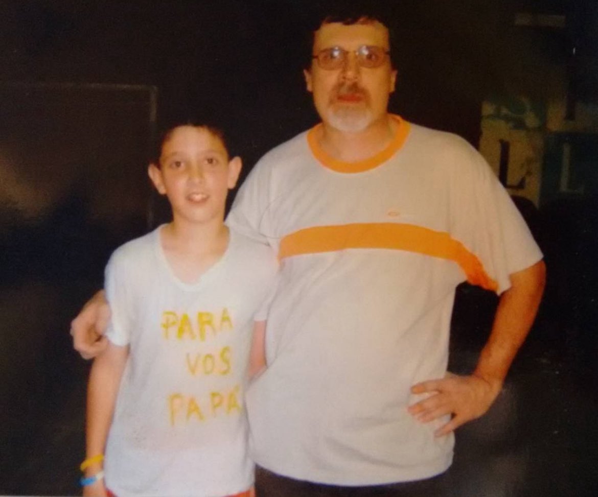 Feliz día del padre a todos los padres, pero especialmente a mi viejo. Un tipo que durante 30 años se levantó todos los días 4am para que a mi hermano y a mi no nos falte nada. Un tipo al que nunca escuché enojarse o quejarse de algo. Un tipo que a los 64 años empezó a estudiar
