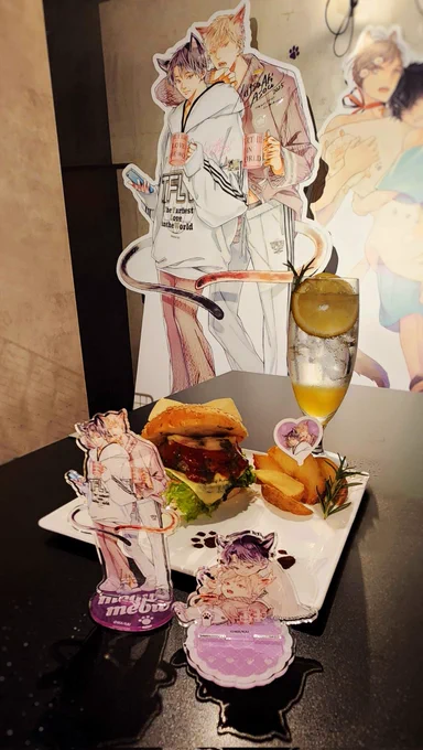 ピザ風チキンバーガー テーブルに到着した瞬間からバジルのいい香りが!ケチャップではないスパイスが効いたピザソース・肉厚でボリューミーなチキンの組合せがほんとうにピザ!おいしい!!! 猫耳や足跡お皿が届いたときの「可愛い」てテンションの上がるビジュアルも最高で大興奮でした!→