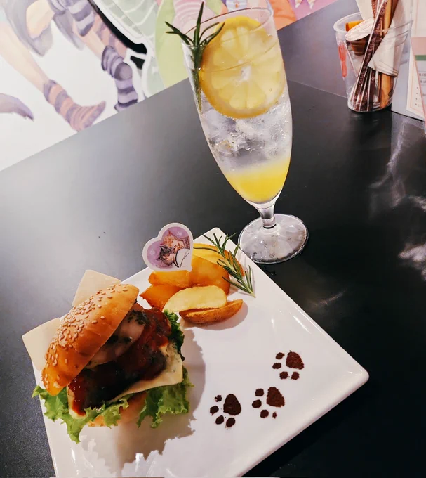 ピザ風チキンバーガー テーブルに到着した瞬間からバジルのいい香りが!ケチャップではないスパイスが効いたピザソース・肉厚でボリューミーなチキンの組合せがほんとうにピザ!おいしい!!! 猫耳や足跡お皿が届いたときの「可愛い」てテンションの上がるビジュアルも最高で大興奮でした!→
