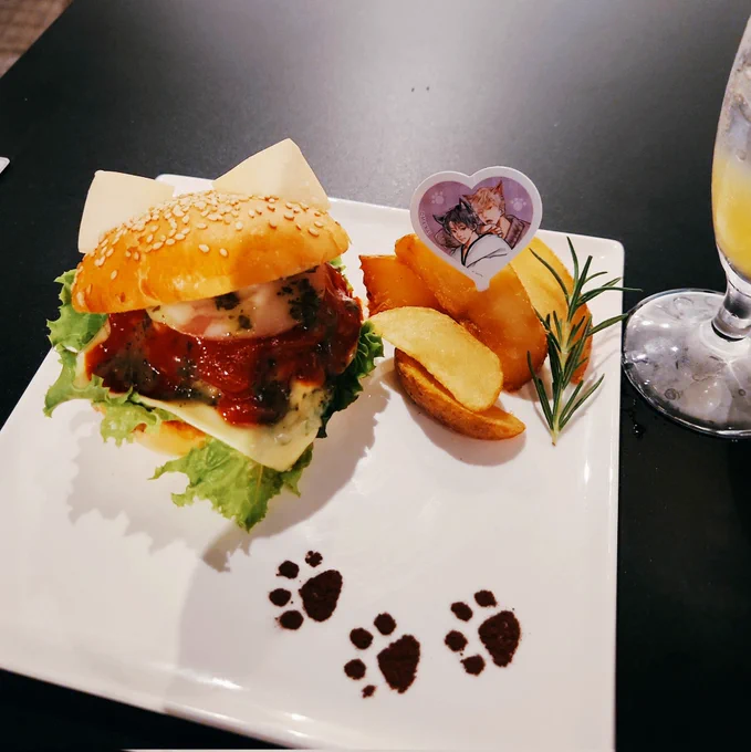 ピザ風チキンバーガー テーブルに到着した瞬間からバジルのいい香りが!ケチャップではないスパイスが効いたピザソース・肉厚でボリューミーなチキンの組合せがほんとうにピザ!おいしい!!! 猫耳や足跡お皿が届いたときの「可愛い」てテンションの上がるビジュアルも最高で大興奮でした!→