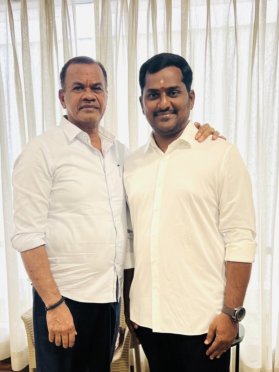 pmreddyteam's tweet photo. రాష్ట్ర రహదారులు, భవనాలు మరియు సినిమాటోగ్రఫీ శాఖా మాత్యులు కోమటిరెడ్డి వెంకటరెడ్డి గారిని మర్యాదపూర్వకంగా కలిసిన టిపిసిసి జనరల్ సెక్రటరీ పీసరి మహిపాల్ రెడ్డి https://t.co/koSLoiFdS1