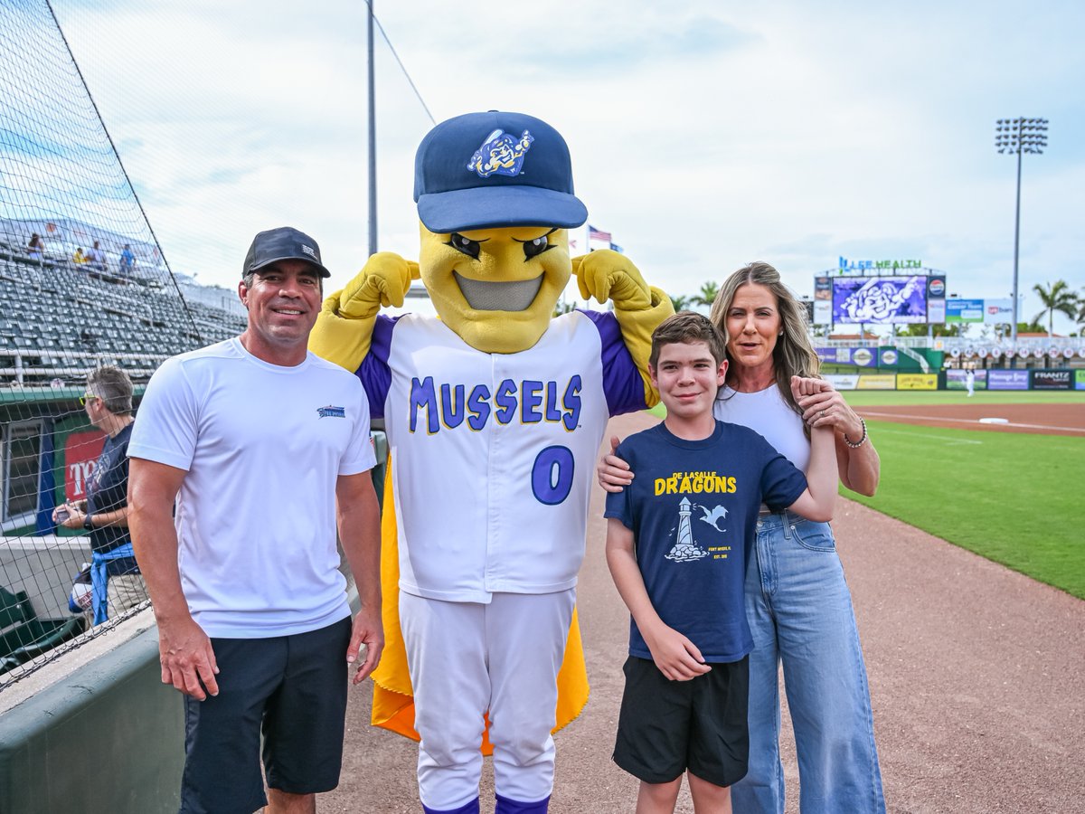 MightyMussels's tweet photo. To the Dads who bring the might AND the mussel—have a happy Father’s Day! 💪💜 https://t.co/70eeiRAYxE