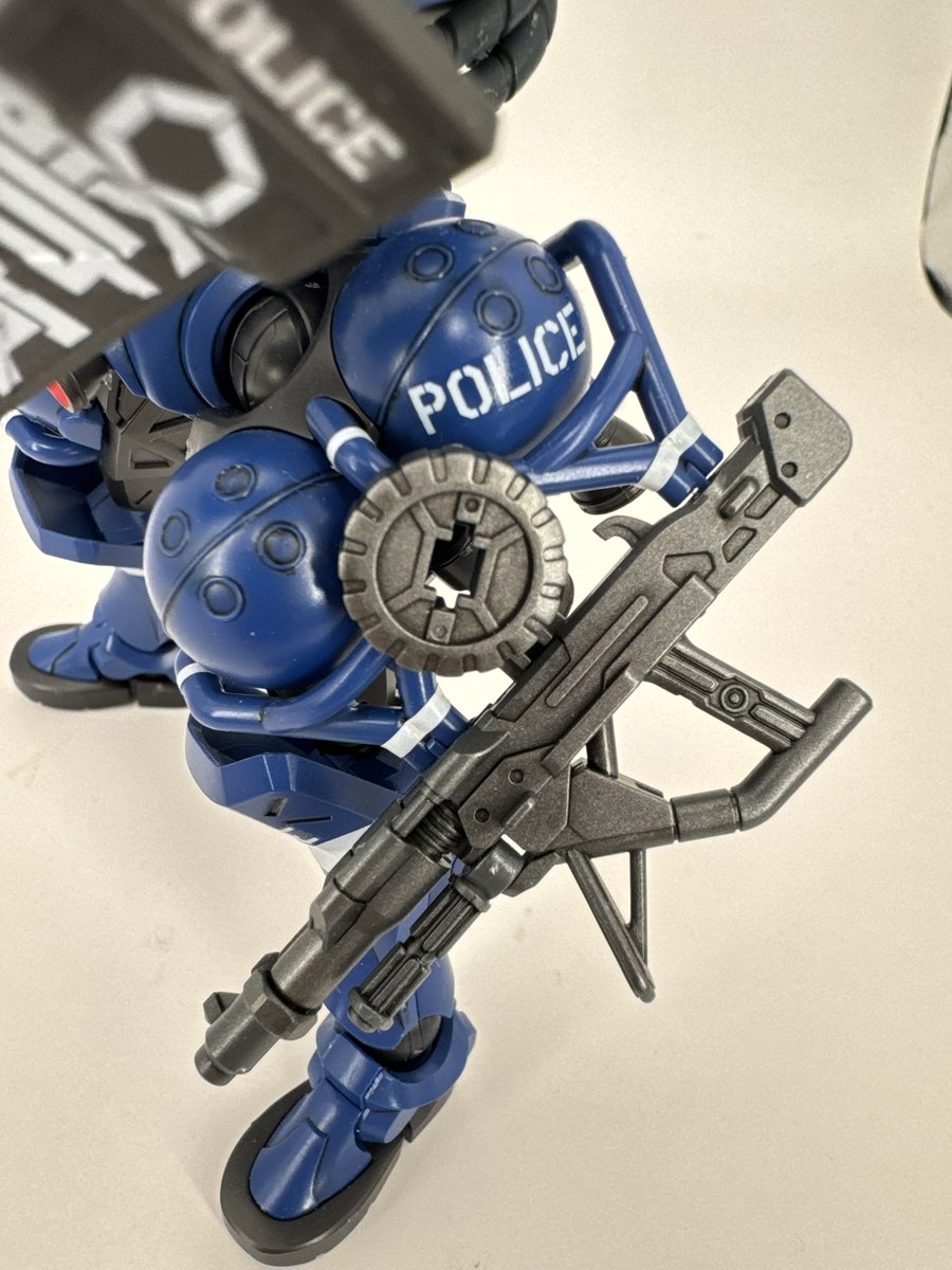 軍警ザクだと、マシンガンに穴を開けると、腰のラックの幅に合いますね