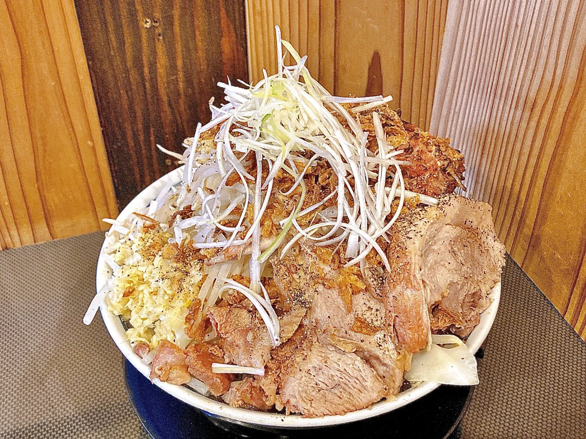 らぁ麺 しん
【限定】たまり醤油のブラックジンジャー
ﾔｻｲﾏｼﾆﾝﾆｸﾏｼｱﾌﾞﾗﾏｼﾏｼ
・麺500g
・豚ダブル・ほぐし肉
・白髪ネギ

やっと食べれたブラックジンジャー🫚
大好きなたまり醤油と生姜の効いたスープに
いつも美味しい神豚と食べ応えある太麺と
相性抜群だ！
ご馳走さまでした🙏