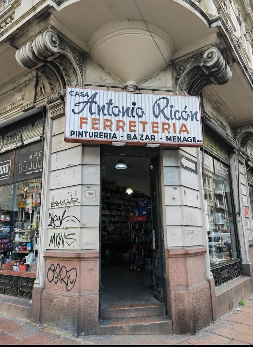 Para los amantes de las ferreterías y del Montevideo antiguo no dejen de visitar esta. Es una hermosura!!! Galicia y Rondeau