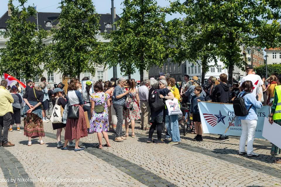 DemsAbroad's tweet photo. 🇺🇸🇩🇰 To everyone who joined #demsabroad Denmark for No Tyrants Copenhagen today — THANK YOU. 🙌🏾
You marched. You chanted.
This is what democracy looks like.
This is what resistance looks like.
Tusind tusind tak! ❤️
#daresists #NoKingsInAmerica #votefromabroad https://t.co/xhYNPpaVzq
