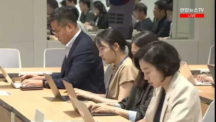 대통령실 카메라 설치완료했다는데 이해 안되는 게 책상은 왜 있으며, 질문 보다 타이핑에 왜 주력하는지 이해가 안 된다. 녹음이나 영상으로 대체하면 되는 거 아닌가? 그리고 기자단 해체하고 모든 언론사에 기회를 줘라.
