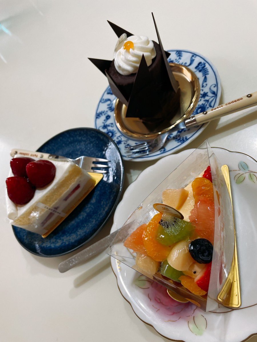 父の日ケーキ🍰を皆で食べた☺️おしゃべりしたりいっしょにYouTube 見たり、父の日なのに主人がお昼ご飯頑張って作ったり。楽しい時間はあっという間。
