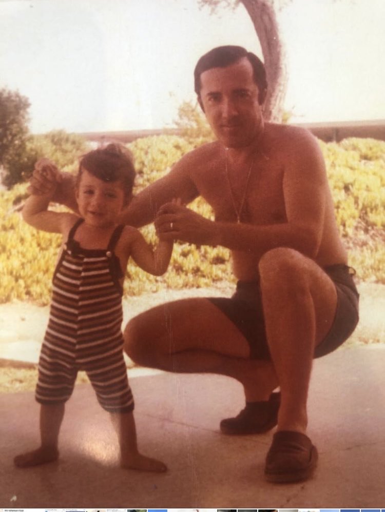 δεν μπορω να σκεφτω αν βαζαμε ενα μουστακι στον δεξιά με ποιον θα εμοιαζε