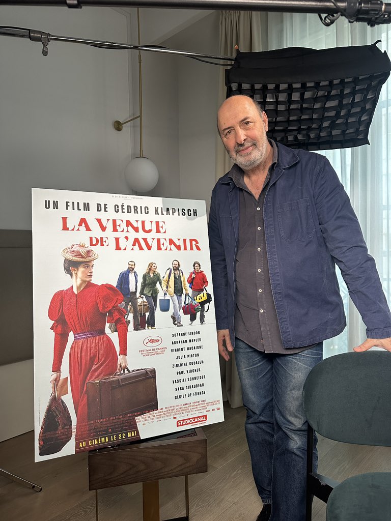 TellierCecile's tweet photo. #Cinema Beau parcours pour « La venue de l’avenir » primé au festival de Cabourg.
Nous avons interviewé Cédric Klapisch, réalisateur du film "La venue de l'avenir" https://t.co/4hcPtty6RV #teamcinema #groupeSNCF @Jeremie_Coste https://t.co/mGYUjUiK8R