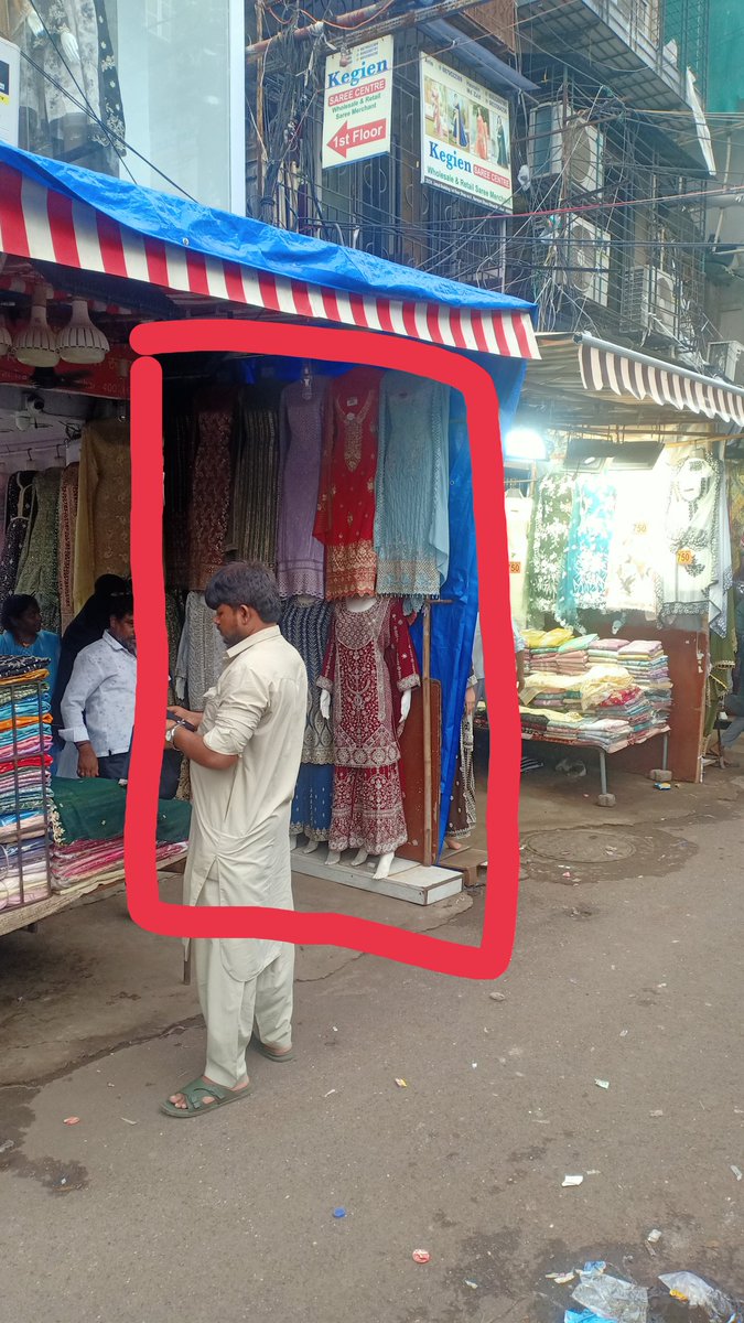 Imran_ladha's tweet photo. @MumbaiPolice 
@DcpZone2Mumbai @PydhoniePS 

Illegal encroachment by shopkeepers on Narayan Dhuru Street, Pydhonie Mumbai-3 continues unchecked. 1/2 https://t.co/aNOAebkpcL