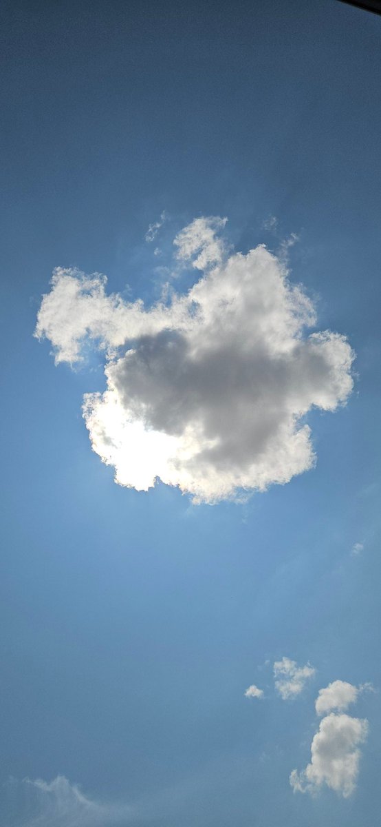 PrettyBallerina's tweet photo. Please go away little cloud....I'm trying to get a base tan before my holiday and you're in the way......I thank you! 😝🌞🛫 https://t.co/wG0lrzUsxK