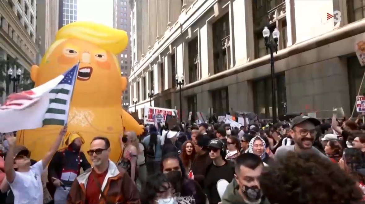 toniaira's tweet image. Cinc anys després, tornen les manifestacions anti Trump i, amb elles, el #BabyTrump en format globus. #LapolíticaDeLesEmocions mai no va passar 😎👇🏼
arpaeditores.com/products/la-po…