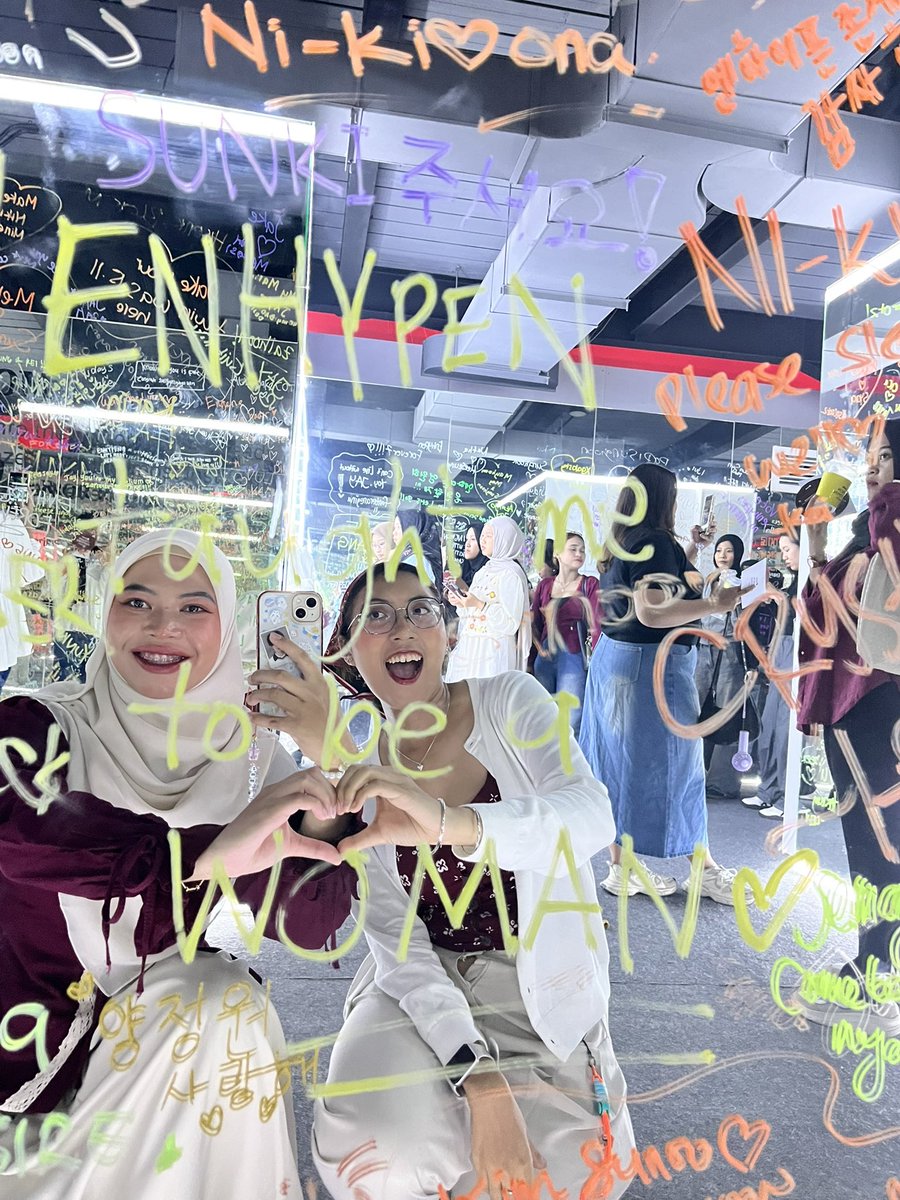kookieejin's tweet photo. MAISON ENHYPEN JAKARTA 🧡🖤🐈‍⬛ @SpotifyID #SpotifyxENHYPEN #MaisonENHYPEN https://t.co/KDYb6pJAoK