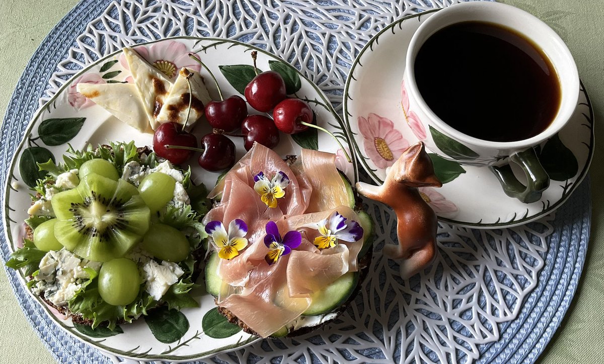 +26ºC today! For once the forecast was correct, it’s too hot for me to trim the front yard hedge. I was hoping to get rid of that task today. 
For breakfast: sourdough rye bread, blue cheese, grapes, kiwi and prosciutto crudo, violets and baked cottage cheese, cherries, coffee.