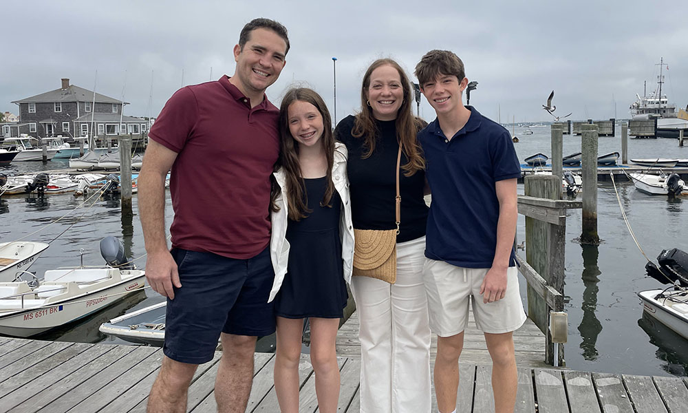 MGHCancerCenter's tweet image. Happy Father’s Day to all the incredible dads of the Mass General Cancer Center community! Today, we’re highlighting Chris Kobos, shown here with his family. Chris was diagnosed with a rare chordoma at the age of 19, and received proton therapy at Mass General Cancer Center. Now…