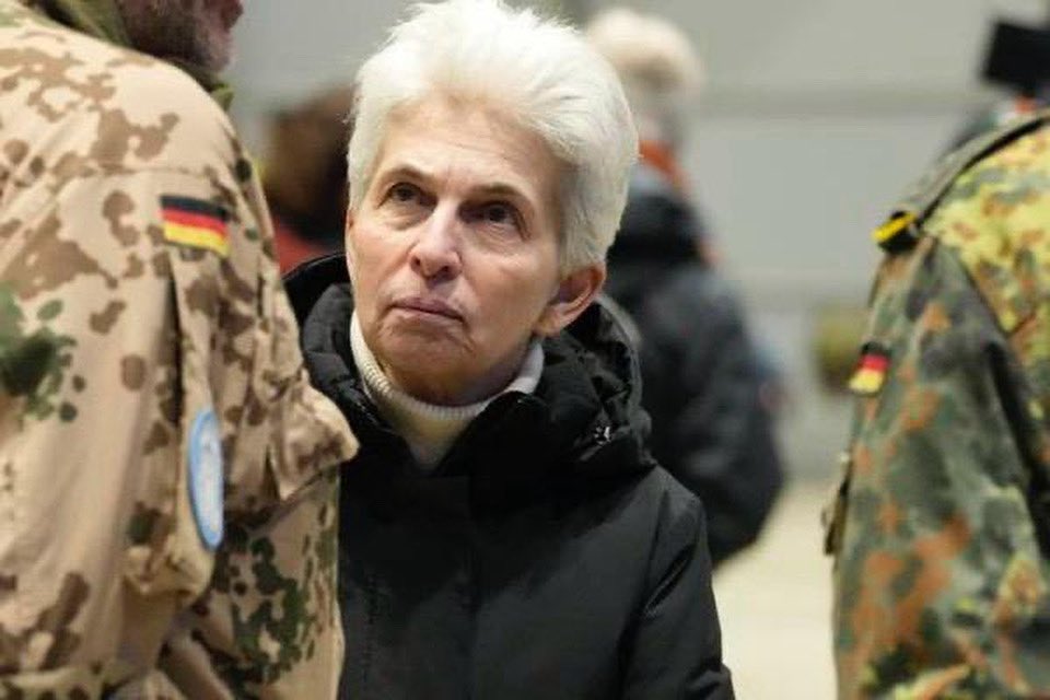 Heute feiern wir den ersten #Veteranentag und ich bin dankbar, diesen mit auf den Weg gebracht haben zu dürfen. Wir stehen heute ganz bewusst zusammen, um den Soldatinnen und Soldaten der Bundeswehr unseren tiefsten Dank auszusprechen. Ihnen gehört unser höchster Respekt: für