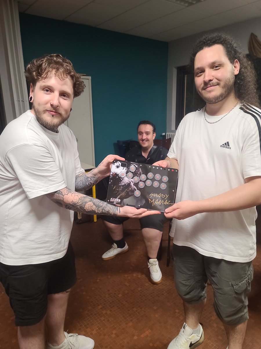 FÉLICITATIONS à <a href="/NWA54/">NWA54</a> grand champion de la 💢RIVALS LEAGUE !

Et bravo à <a href="/Shady_Maniac_/">ShadyManiac</a> le King of Kings, top 1 du classement de la saison !

La récompense ? Deux Haute42, illustration spéciale Rivals League signées <a href="/barlonmrando/">Alex "BMrando"</a> !

🏆 <a href="/NWA54/">NWA54</a> 
🥈 <a href="/fnckrandy6/">Tetard_FGC</a>
🥉 <a href="/angelo_zgf/">DW LLC | angelo</a>