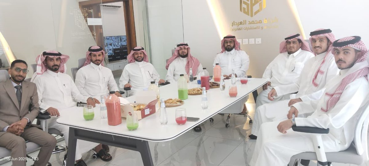 جانب من حفل المعايدة التي أقامته الشركة<a href="/alardan_/">شركة محمد العردان للمحاماة والاستشارات القانونية</a>   صباح اليوم الأحد الموافق 19 / 12 / 1446 بمناسبة استئناف الدوام بعد إجازة عيد الأضخى المبارك وكل عام والجميع بخير .
#حائل #محام #محامي #قانون
 #سبحان_الله_وبحمده