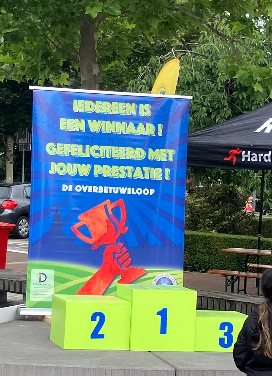 Het startschot gegeven voor de #Overbetuweloop Inmiddels een mooie traditie op #Vaderdag Dit jaar met 200 kinderen voor de kidsrun &amp; 800 deelnemers voor de 5/10 km. Dank a/d organisatie en aan de vele vrijwilligers die dit gezellige en sportieve evenement ook mogelijk maken 🙏🏻👍