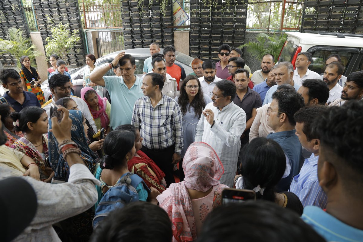 आज मयूर विहार फेज़-1, पॉकेट-4 स्थित नगर निगम प्रतिभा विद्यालय में आयोजित योग शिविर में शामिल हुआ। बच्चों को योग के महत्व और इसके दैनिक जीवन में लाभ के बारे में बताया। 

इस अवसर पर अभिभावकों से भी संवाद हुआ।मुख्यमंत्री श्रीमती रेखा जी  के नेतृत्व में बेहतर होती सुविधाएं देखकर