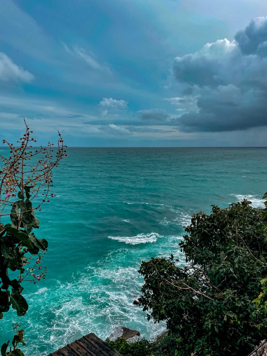 Буквально через минуту налетела та туча справа и накрыла все 30 минутным дождем, а после как будто бы ничего и не было!