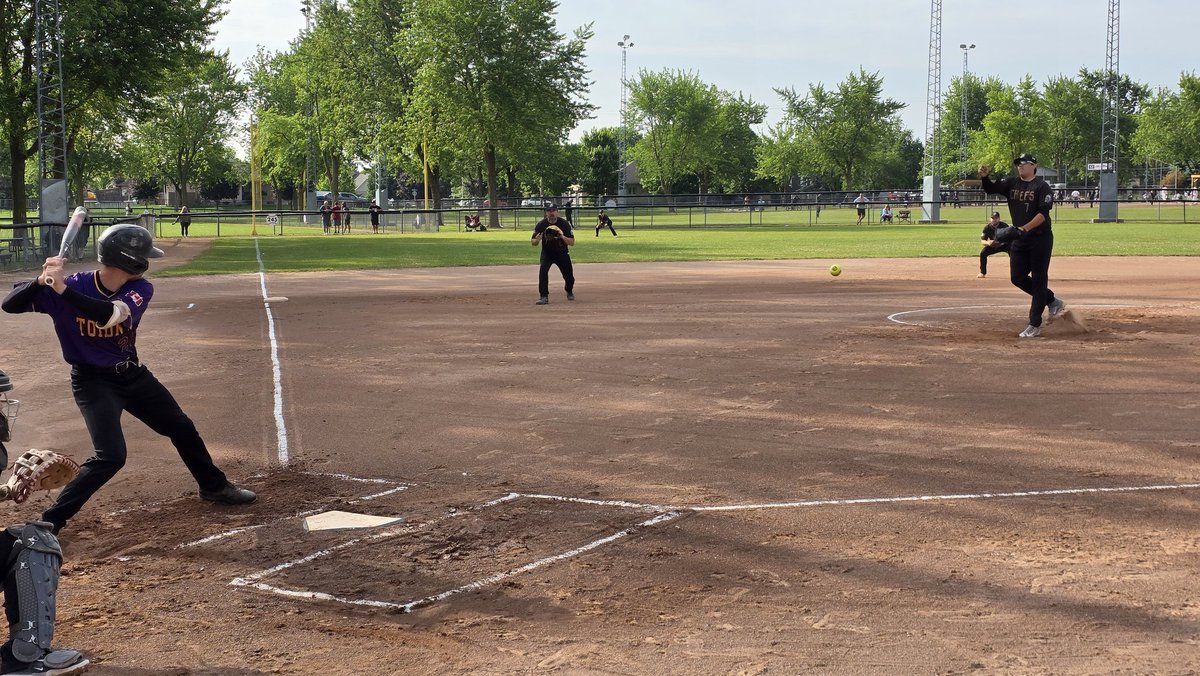 blairjs17's tweet photo. Sunday Funday at #MitchellQualifier Playoff games underway with @HUchiefs leading @TorontoBatmen 3-1 on @softpremiertv, JDT First Energy up 2-0 on Northeast Drillers, @OASASoftball U20 leading @WaterdownHammer 1-0 and scoreless between @SebrngvileSting &amp; @kingstonaxemen https://t.co/TWWckhJzAG