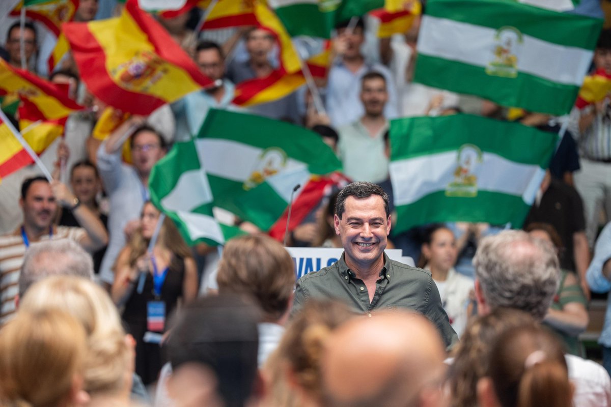 JuanMa_Moreno's tweet photo. Todo llega: estamos más cerca de que @NunezFeijoo sea el presidente de todos los españoles. Llenazo hoy en Málaga.

El cambio llegó a #Andalucía y pronto será una realidad en España.

¡GRACIAS! https://t.co/LWt1lIqZ7p