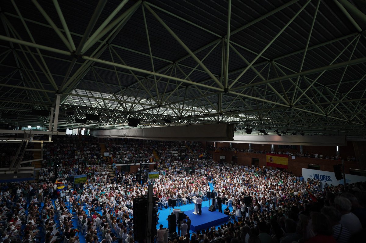 JuanMa_Moreno's tweet photo. Todo llega: estamos más cerca de que @NunezFeijoo sea el presidente de todos los españoles. Llenazo hoy en Málaga.

El cambio llegó a #Andalucía y pronto será una realidad en España.

¡GRACIAS! https://t.co/LWt1lIqZ7p