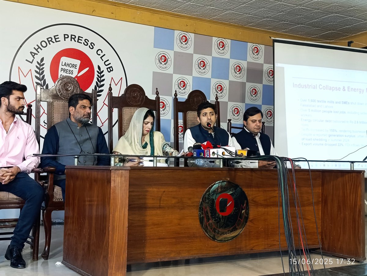 2022 کے بعد کے تین سال پاکستان کی 77 سالہ تاریخ کے بدترین تین سال ہیں فیصل آباد میں 1600 فیکٹریاں بند ہوچکی ہیں کاٹن اور گندم سمیت ہر فصل کی قیمت کم ہوئی مہنگائی اور قرضے بڑھے شرح نمو کم ہوئی۔

آج عرصے بعد لاہور میں PTI نے پریس کانفرنس کی۔

ویلڈن عالیہ حمزہ، شایان اینڈ ٹیم