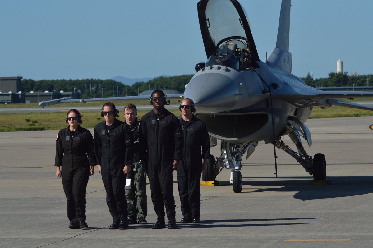 honokarin990105's tweet image. いよいよ解散か…
自分は23年にこの世界にハマったから正直見れた回数はそんなに多くないけど
でも自分が初めて飛んでる戦闘機を見たのが16デモチームの飛行やったからめちゃくちゃ印象に残ってるんよな…
思い出は他の人たちよりは少ないけど凄くいい思い出ばかり^^
#PACAFViperDEMO
#F16デモチーム