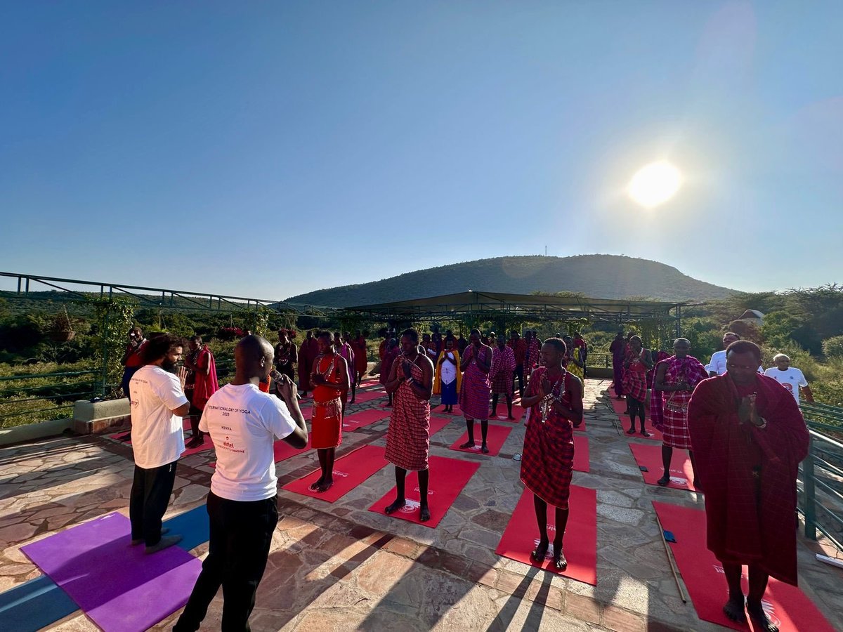 airnewsalerts's tweet photo. 𝐈𝐧𝐝𝐢𝐚 𝐢𝐧 𝐊𝐞𝐧𝐲𝐚:🌿𝐒𝐞𝐫𝐞𝐧𝐢𝐭𝐲 𝐢𝐧 𝐭𝐡𝐞 𝐒𝐚𝐯𝐚𝐧𝐧𝐚𝐡🧘‍♀️

A soulful #Yoga session was held in the heart of Maasai Mara, bringing together the Maasai community to celebrate the spirit of Yoga for One Earth, One Health amidst nature’s pristine beauty.

#IDY2025 #InternationalDayOfYoga2025 #YogaForOneEarthOneHealth 

@MEAIndia @moayush @iccr_hq @IndiainKenya