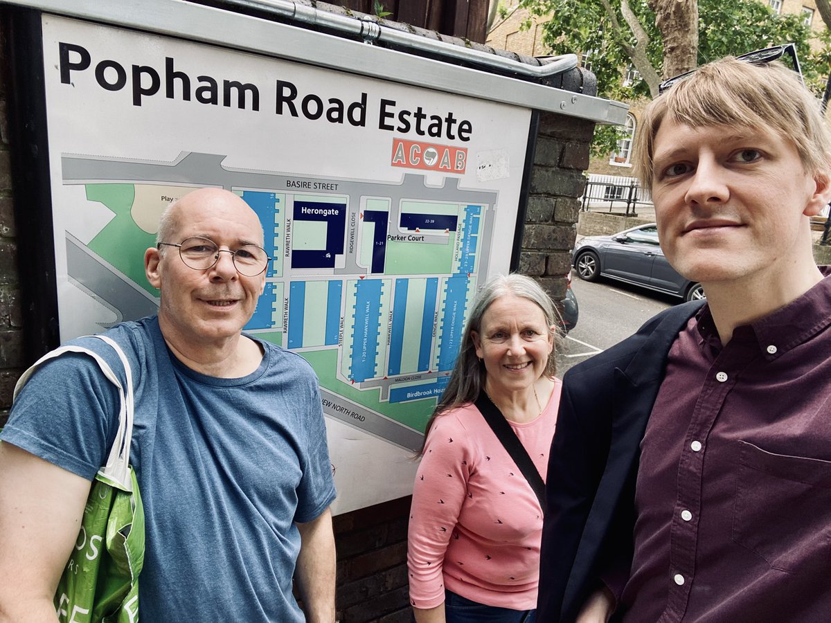 Out in the ward, speaking to residents 👊🏻 <a href="/IslingtonLabour/">Islington Labour 🌹 #OnYourSide</a>