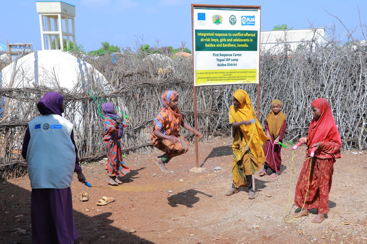 PlanInt_Som's tweet photo. We collaborate with ECHO, READO and GREDO to offer vital child protection and education. Our integrated response provides safe access and quality learning for displaced children and adolescents in 20 IDP sites. Every child deserves to be safe and learn. #EIE #DAC2025 #ChildRights https://t.co/3OmOymjdIU