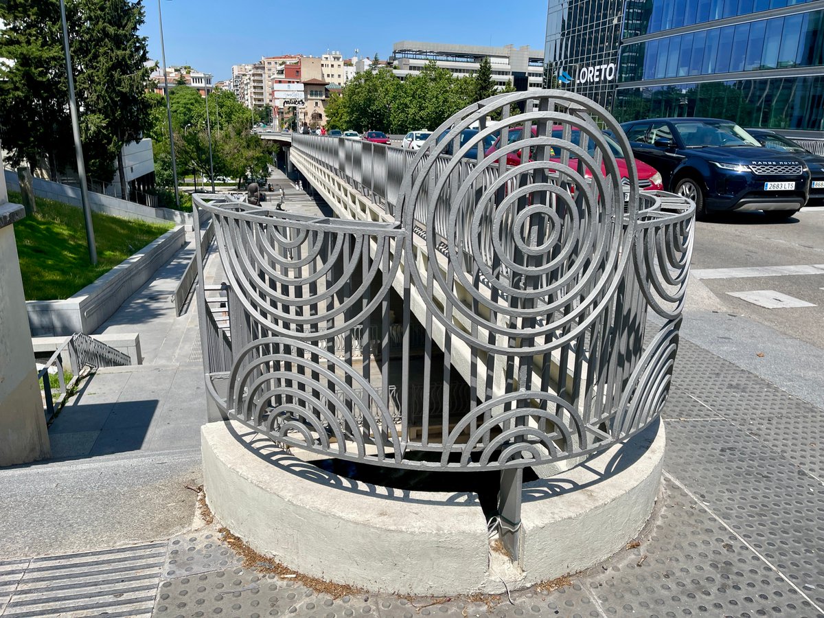 Barandilla del Paso Elevado de la Castellana o puente de Juan Bravo sobre el Museo de Escultura al Aire Libre, diseñada por Eusebio Sempere.