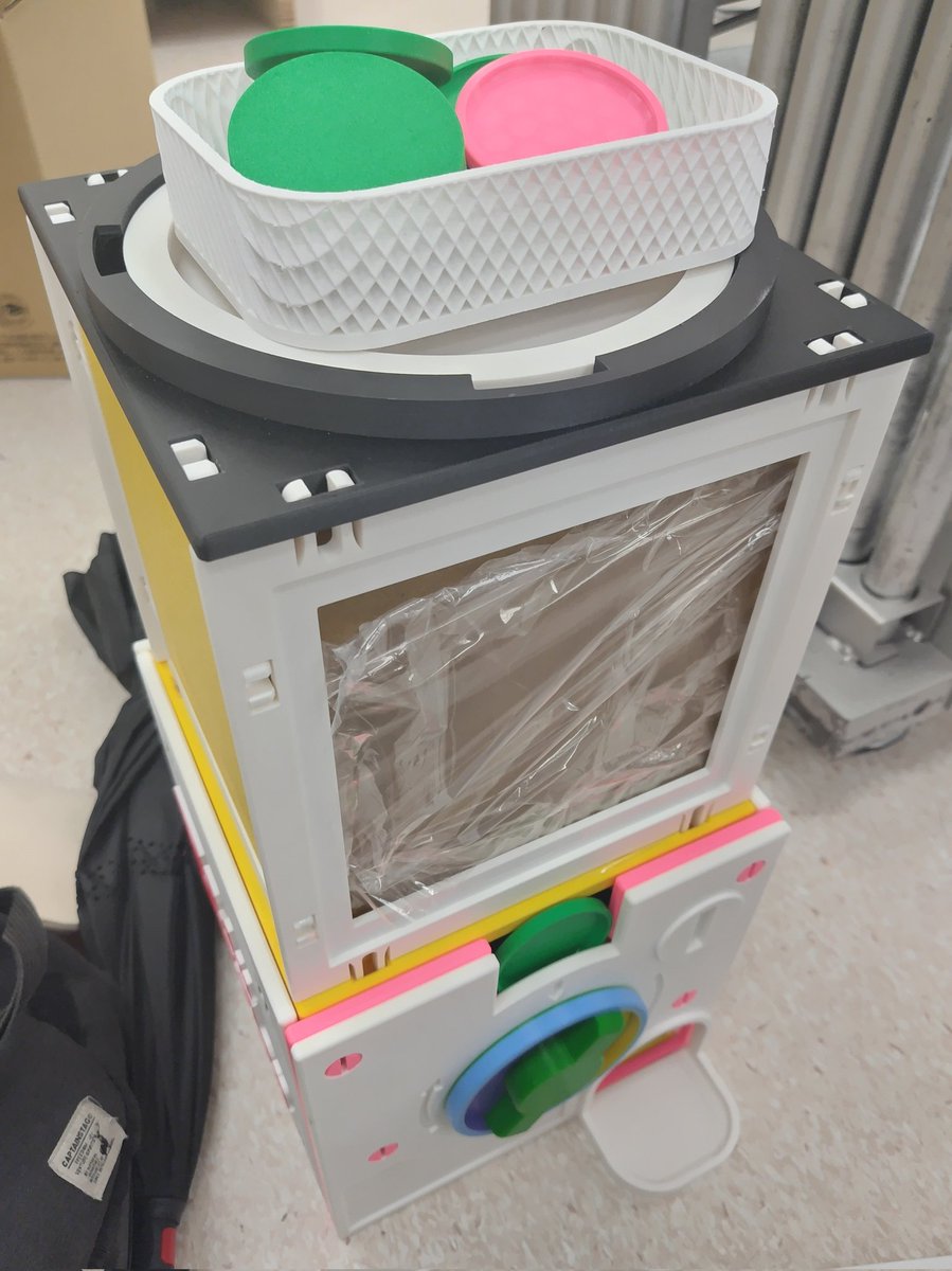 #JRRF2025　で

からくりすとさんの時計の機構
を購入させていただきました。

からくりすとさん
kuromame2209さん
Fraxinusさん
などのメダル

ガチャ筐体を頂いてきました!
めっちゃ楽しい！
文化祭やワンフェスで使います!