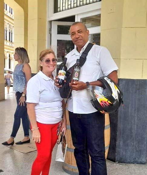 Y así celebramos el #DiaDeLosPadres... 🤩
Nuestra #FuerzaDeVentas promociona en el Mercado #Cuba "El Sabor Líquido de lo Cubano" 🥃🇨🇺
Feliz Día Papá!!! ♥️
.
.
.
#LoBuenoSeComparte #CubaRon #ElProductorOriginal