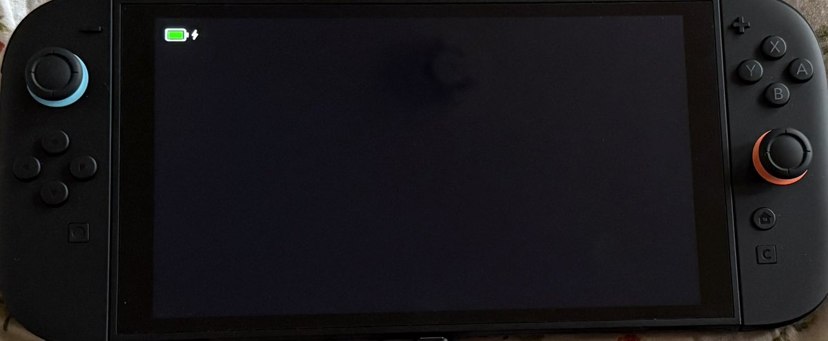 MarioMountain's tweet photo. Meine Switch 2 geht gar nicht mehr an. Sobald ich es auflade, zeigt er mir für eine Sekunde den Ladebalken, was ihr am Bild sehen könnt. Wenn ich den Power Knopf für 15 Sekunden gedrückt halte, kommt zwar ein Klick Geräusch aber es passiert nichts. Kann mir jemand weiterhelfen? https://t.co/OslPLmbE2c