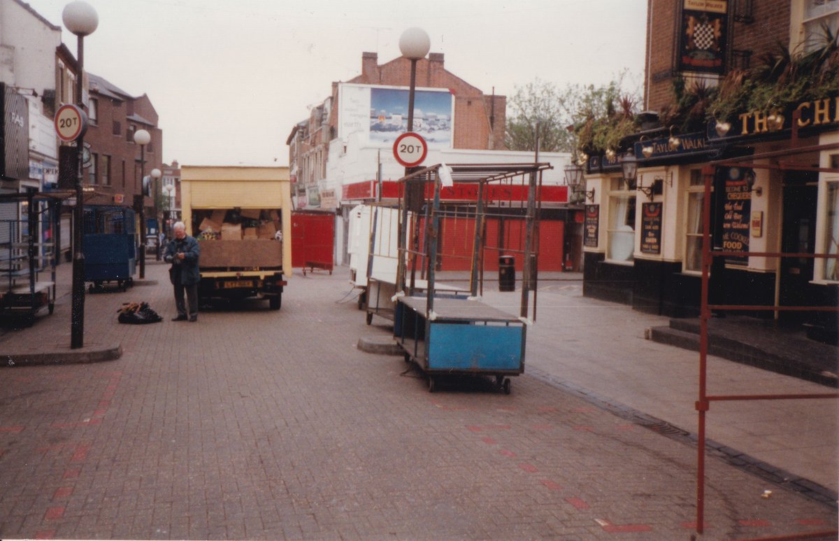 Mid 1990s - either Ilford, Barking, or Walthamstow? But which one... and what is the pub called?