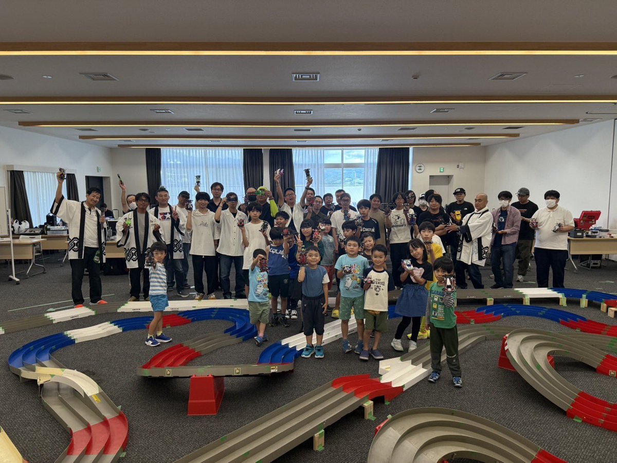 土佐ミニ四駆ベース
６月のミートアップランニングに
参加してくれた皆さんと！

今回も一緒にワイワイ出来ました！
土佐らしい笑顔の絶えない、
最高に楽しい時間になりました！
本当にいつもありがとうございます！
これからもミニ四駆楽しんでいこーぜ！