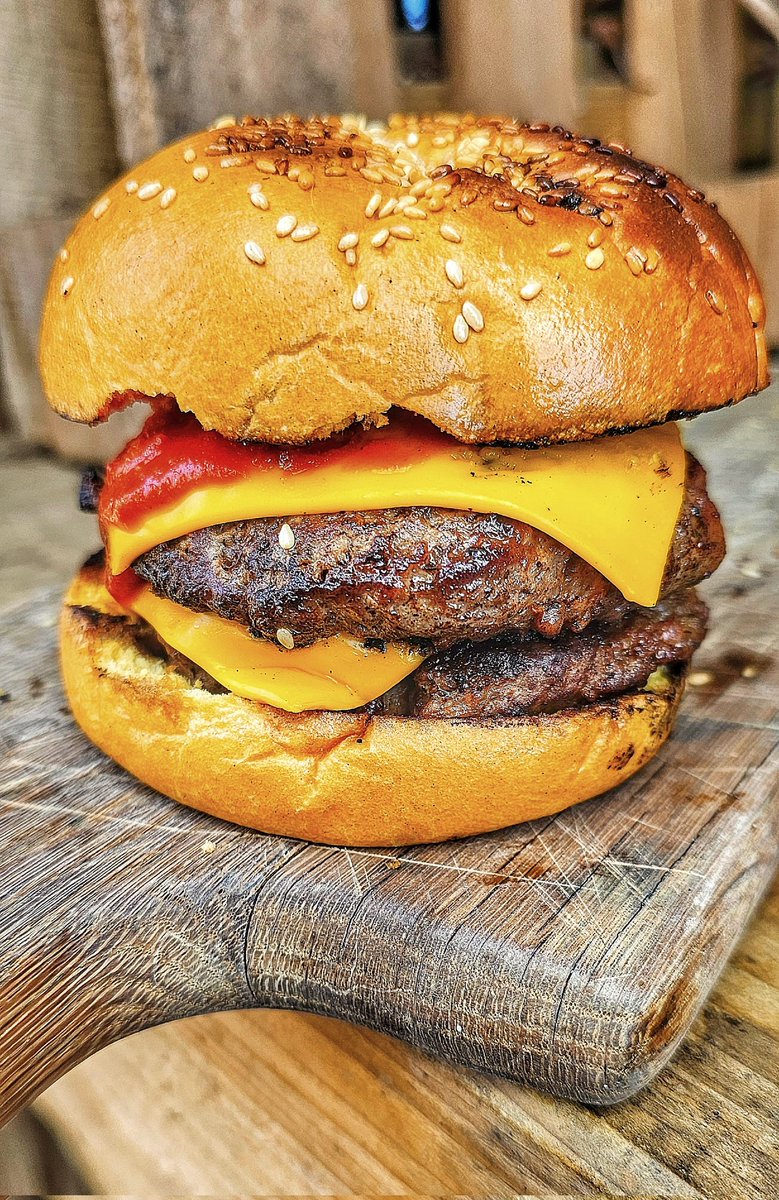 Happy Fathers Day 🔥 a lovely  Low-carb Sourdough brioche burger and a cold beer... Happy days 🔥 what you all bbqing?