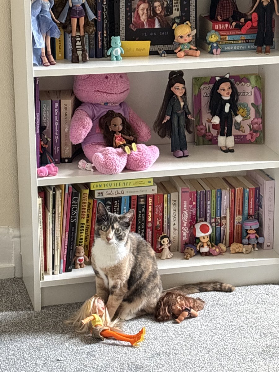 nelliewelliewoo's tweet image. how did mumie dolls endy up on floor ? well .. i have no ideas