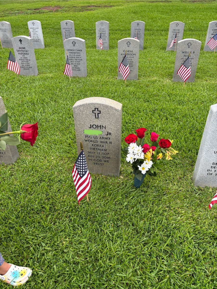 Bengal_DPT's tweet image. This year's Father's Day Story
My Dad is buried in the Veteran's Cemetery in my home town.
So on a whim I decided to take a Father's Day trip with my kids.
My dad passed away before my kids were born so they've never met. So, i felt this was important.
Travel always bring…
