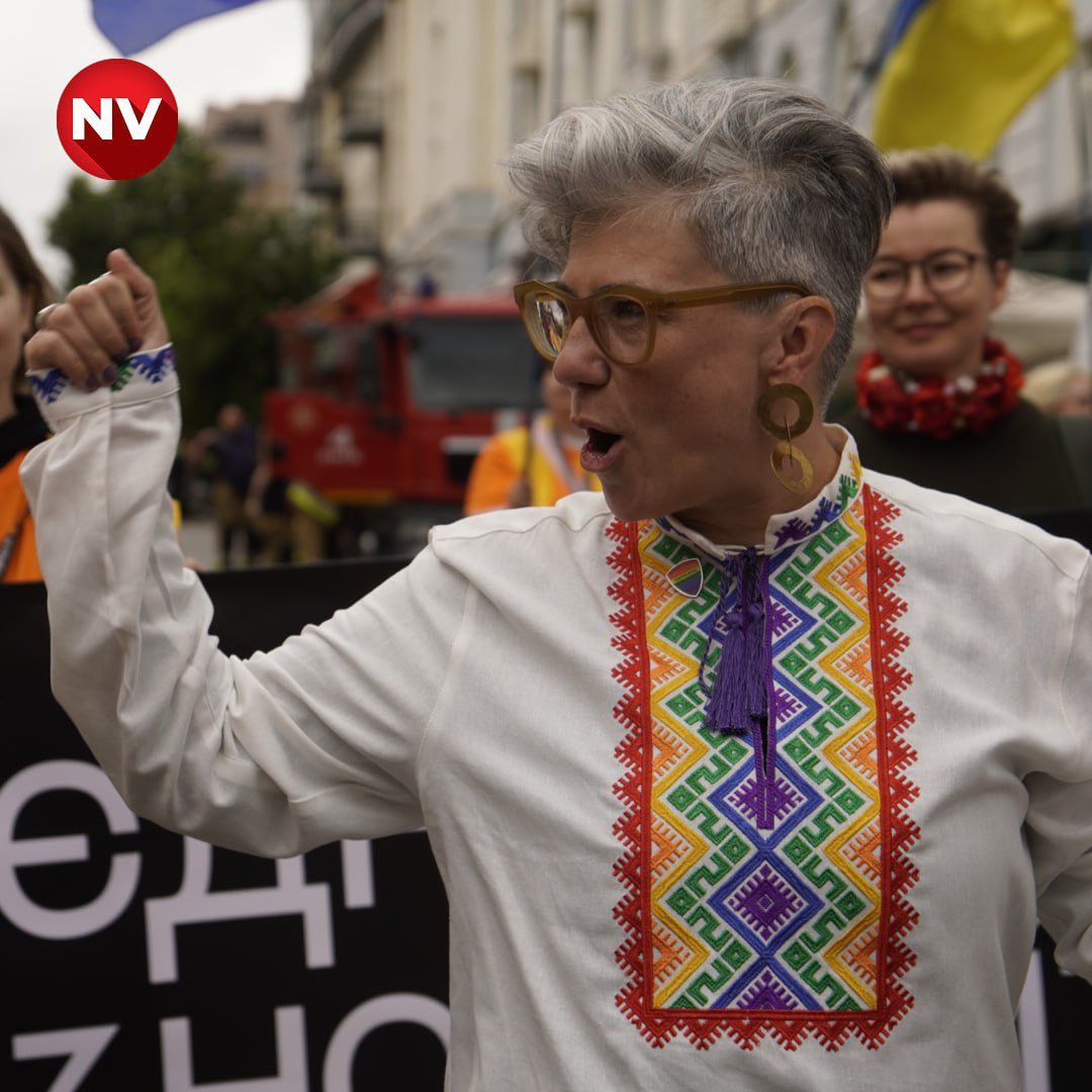 Я раніше писала, що одна політична діячка дуже піарилася на темі прайд-місяця. А нам з темою військовополонених не допомогла попри обіцянку. Це була вона, посолка Канади в Україні. Я відкрита до дискусії з людьми будь-яких поглядів, але щирих, а не кон'юнктурних. Тобто не з нею