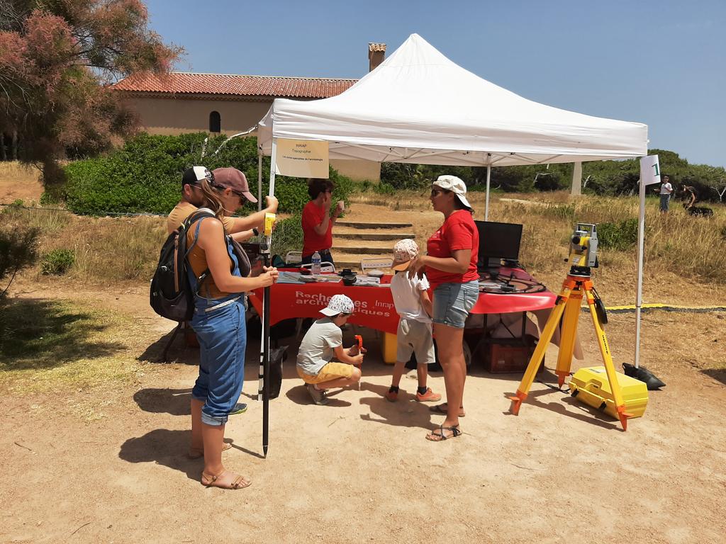 Cet après-midi aux #JEArcheo Corse, les archéologues <a href="/Inrap/">Inrap</a> vous parlent de leur métier ! Au choix :
- anthracologie, archéozoologie... passez derrière le microscope et découvrez la faune et la flore de l'île🔬🌳🐐
-essayez-vous à la topographie sur un chantier de fouilles 🧭📏